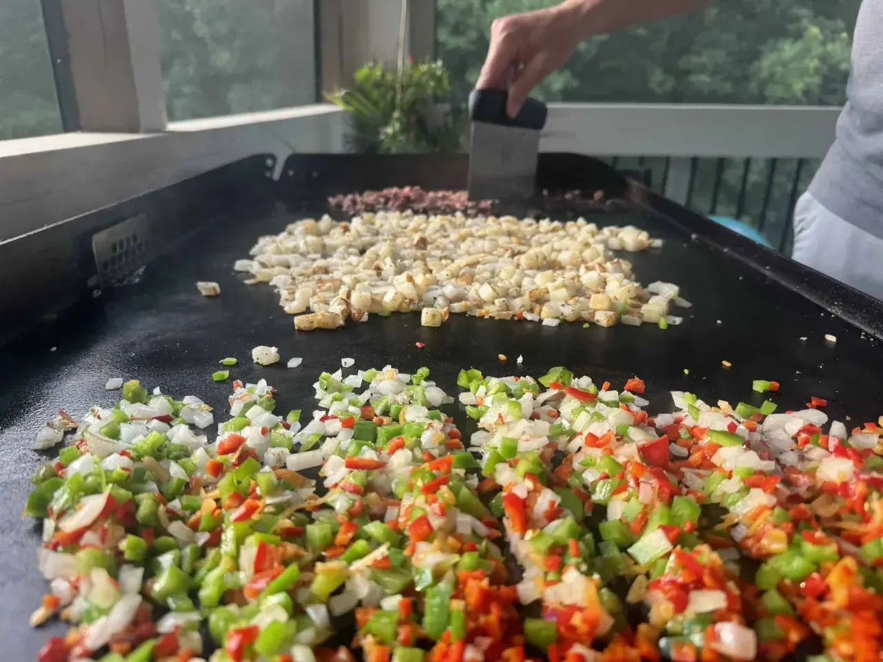 Patatas baby dorándose en la plancha junto a pimientos picados. ¡Un desayuno perfecto!