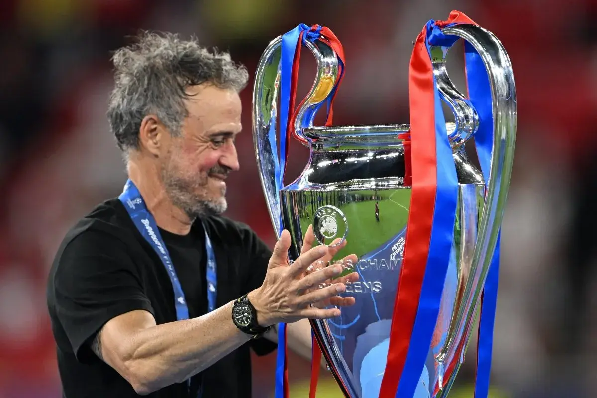 Luis Enrique z pucharem Ligi Mistrzów. Trener, który prowadzone drużyny do zwycięstwa, cieszy się z trofeum.