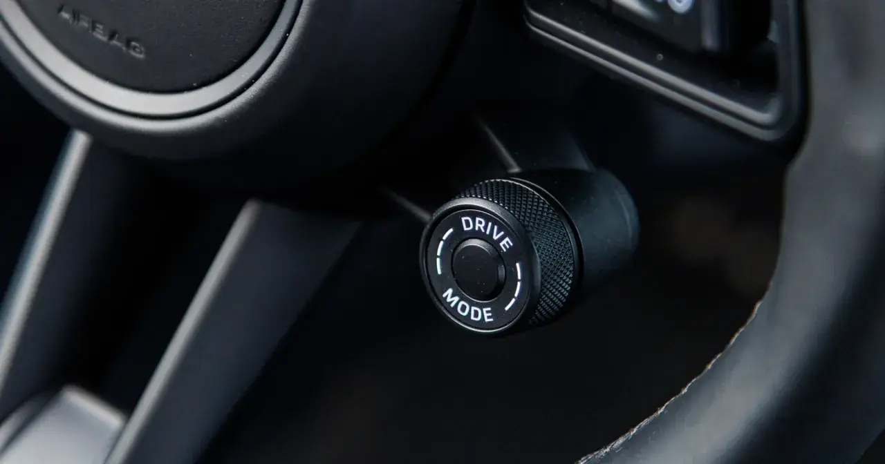 Pokrętło wyboru trybu jazdy "DRIVE MODE" na kierownicy samochodu.