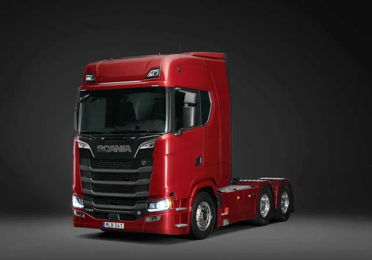 Un puissant camion Scania rouge, modèle V8, prêt pour de longues routes.
