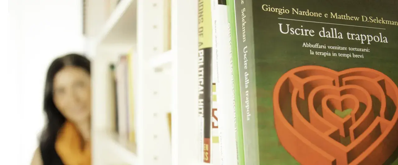 Libro "Uscire dalla trappola" di Nardone e Seleman, che tratta la terapia breve strategica e le sue controindicazioni.