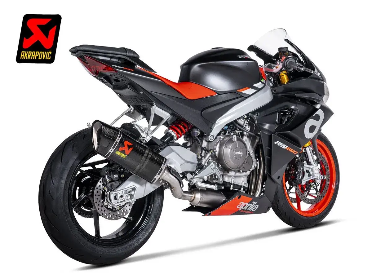 Aprilia RS 660 con escape Akrapovič, lista para el escape de la rutina.