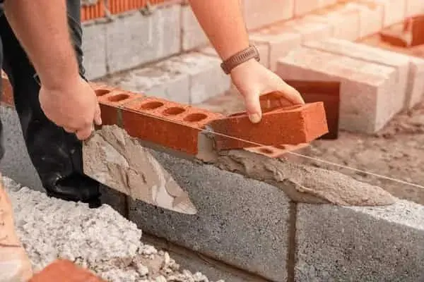 Ile wody do zaprawy murarskiej? Proporcje, błędy i wpływ na jakość muru