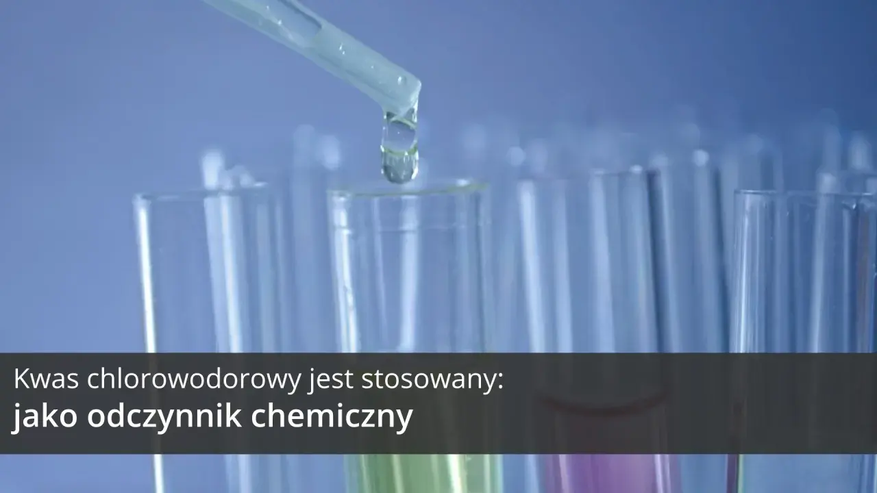 Kwas chlorowodorowy (HCl) jako odczynnik chemiczny w laboratorium. Kropla cieczy spada do probówki.