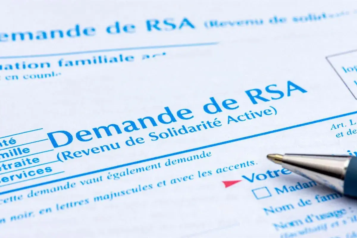 Formulaire de demande de RSA (Revenu de Solidarité Active). Un stylo est prêt à remplir le montant net.