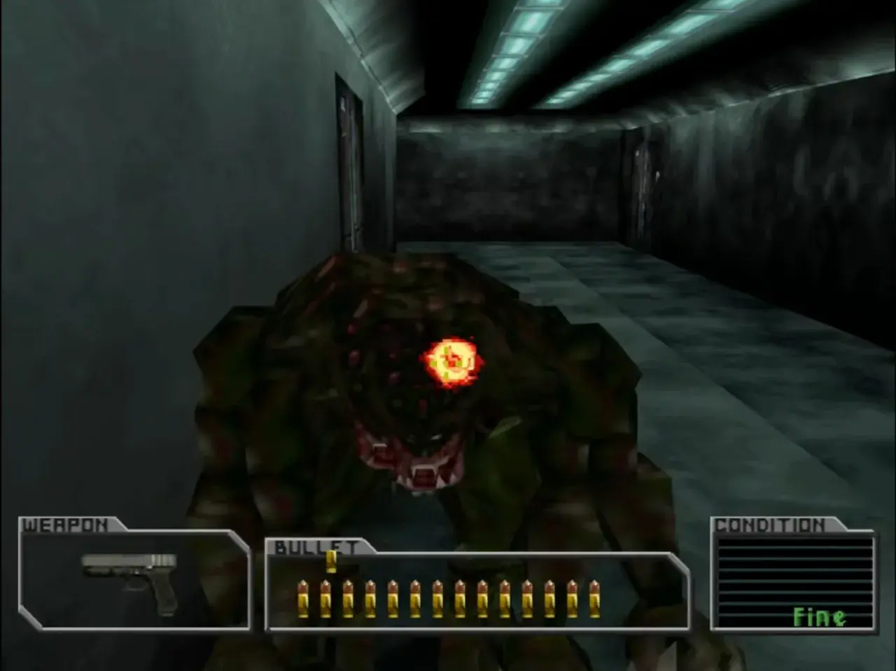 Potwór z Resident Evil Survivor z jednym okiem, gotowy do ataku. Gracz ma pistolet i ograniczoną amunicję.