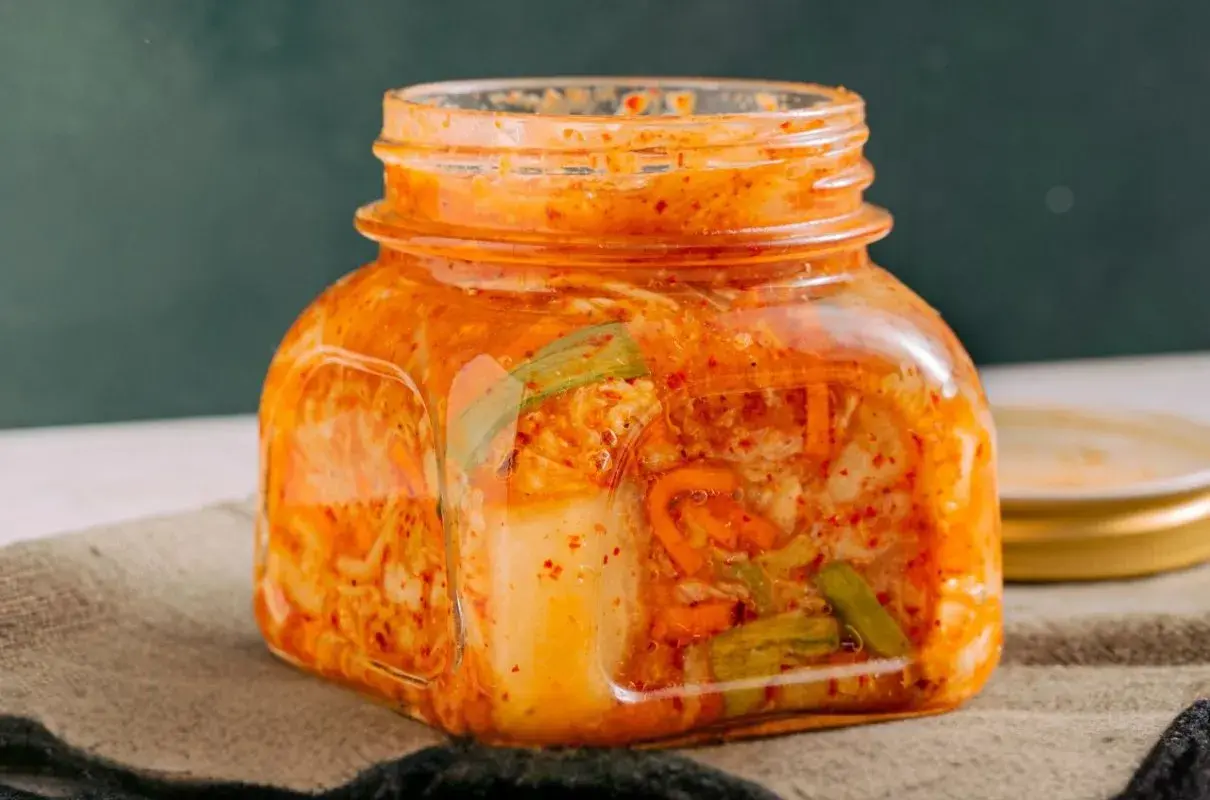 Słoik domowego kimchi, gotowy do fermentacji. Idealny przepis na kimchi po polsku.