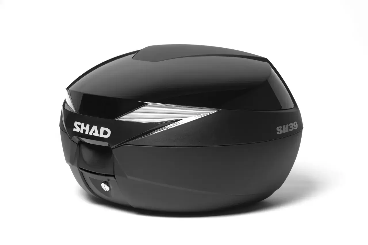 Baúl SHAD SH39 negro brillante, con logo plateado y detalles reflectantes. Ideal para llevar tus pertenencias en moto.