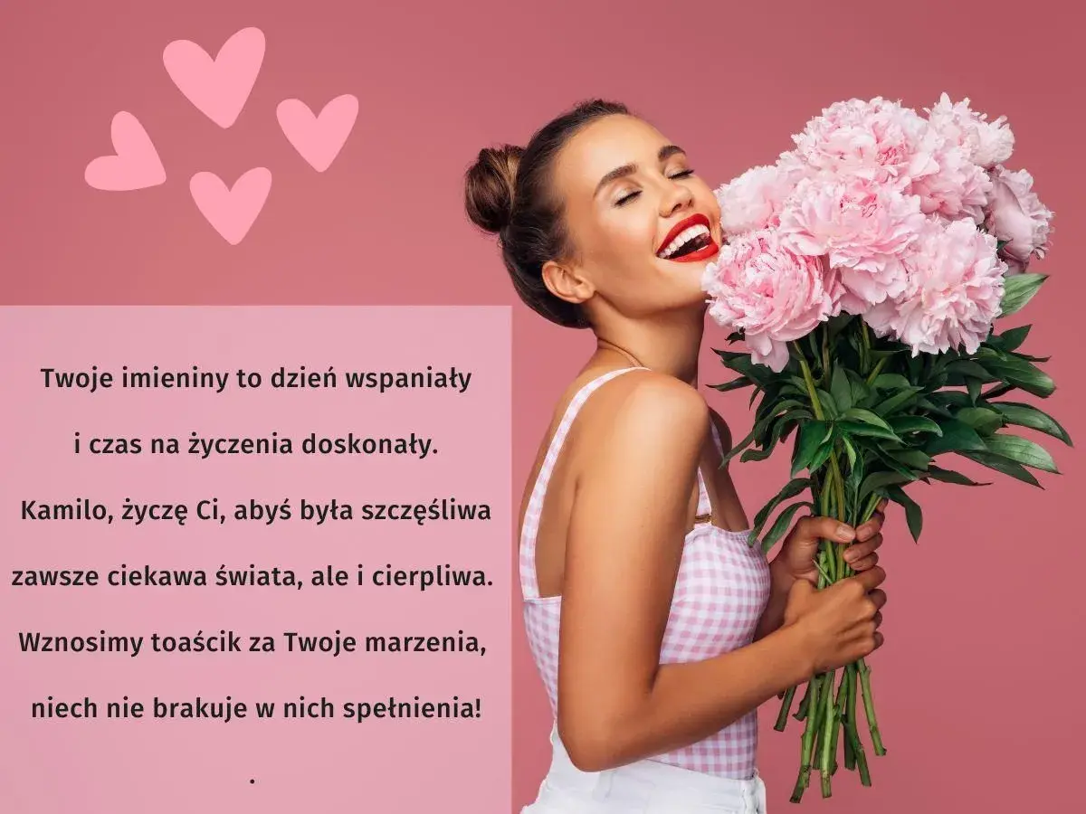 Uśmiechnięta kobieta z bukietem różowych piwonii na tle różowych serc.