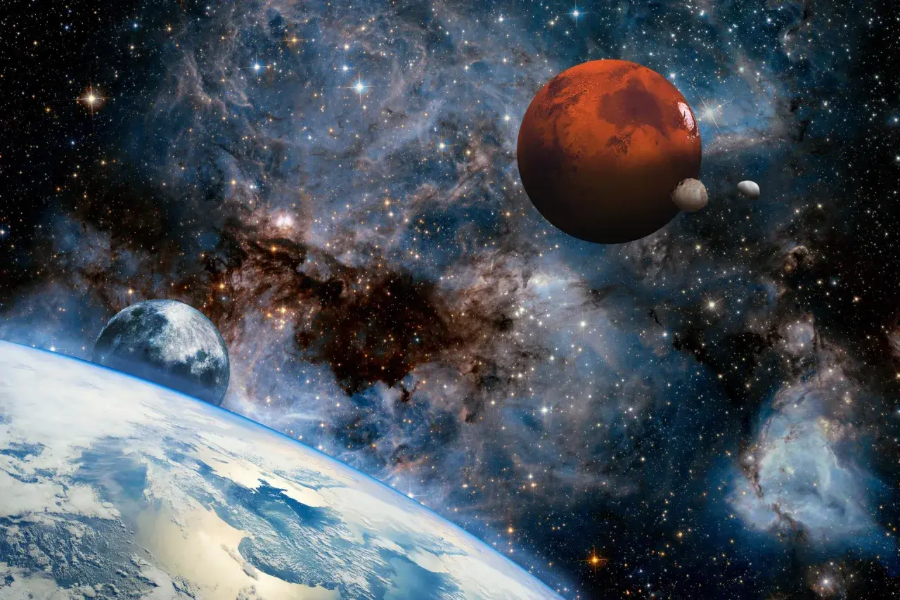 Czerwona planeta Mars w otoczeniu gwiazd i mgławic, z Ziemią i Księżycem w tle.