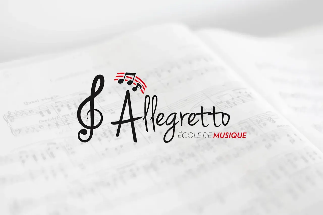 Une partition ouverte avec le mot "Allegretto" en gros caractères, accompagné de notes de musique et du texte "ÉCOLE DE MUSIQUE". Le tempo allegretto invite à une mélodie joyeuse.