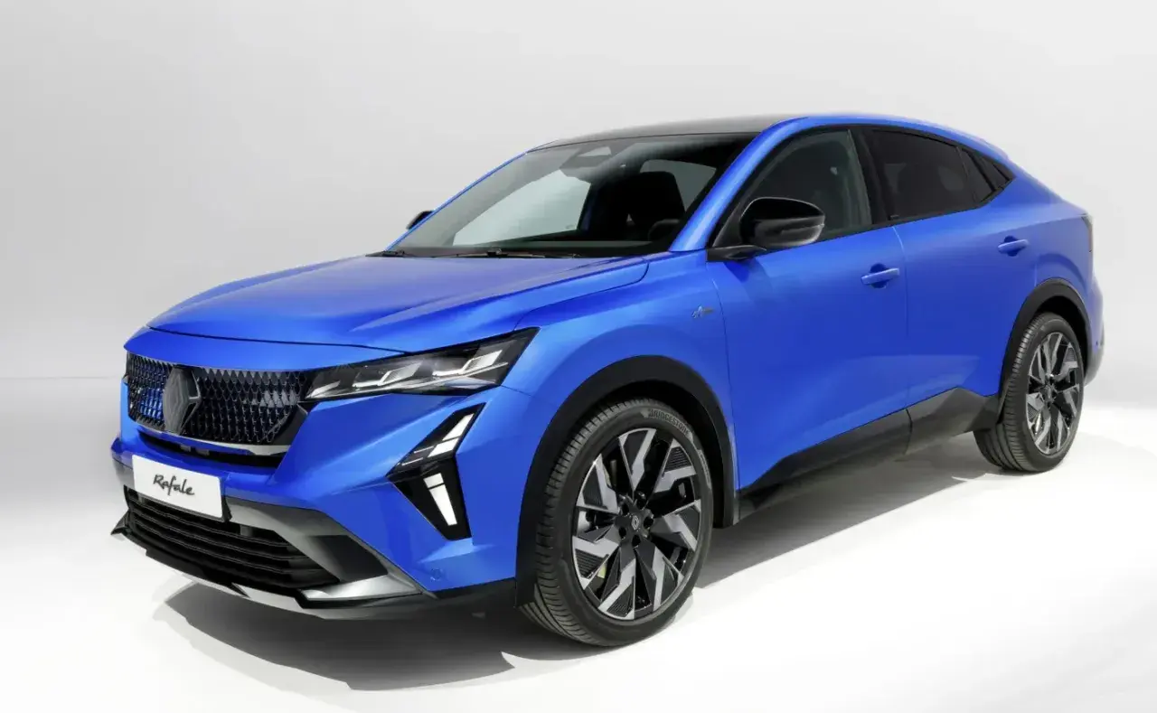 Niebieski Renault Rafale, SUV coupe, prezentuje swoje dynamiczne linie i sportowy charakter. Poznaj jego wymiary i możliwości.
