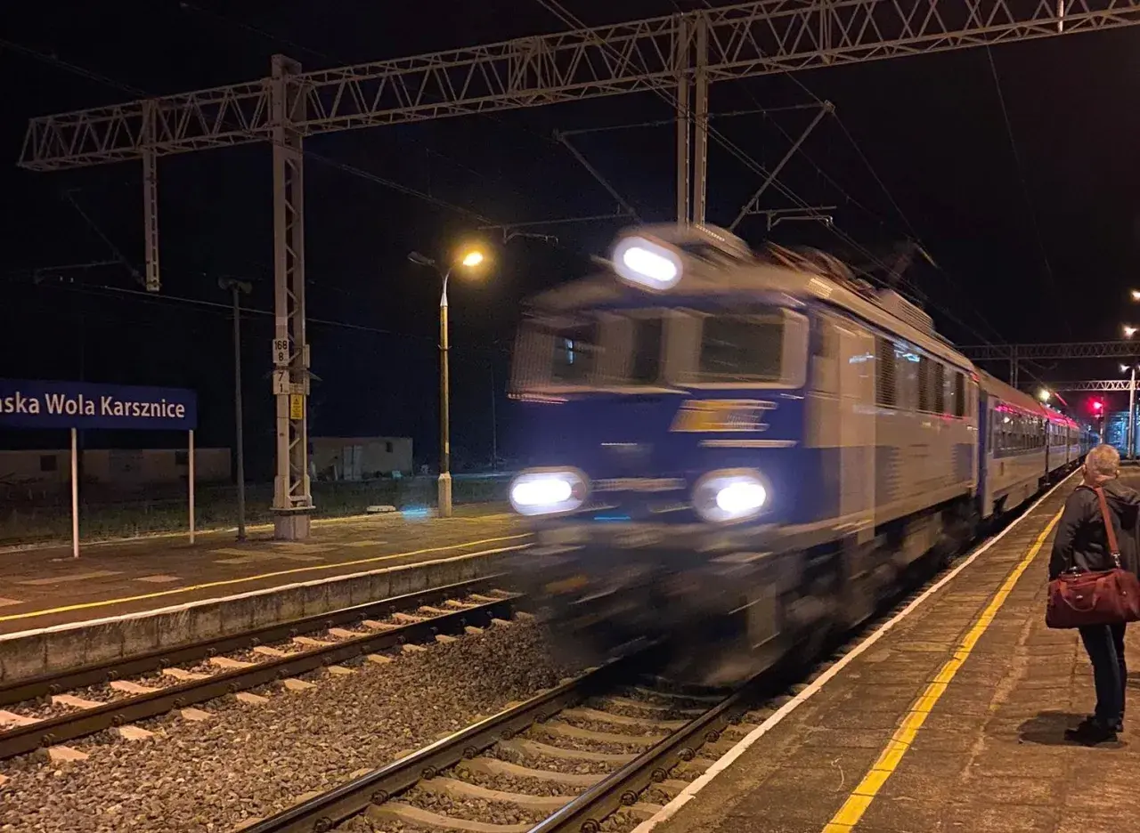 Nocny pociąg korsarz mija stację Wola Karsznice.
