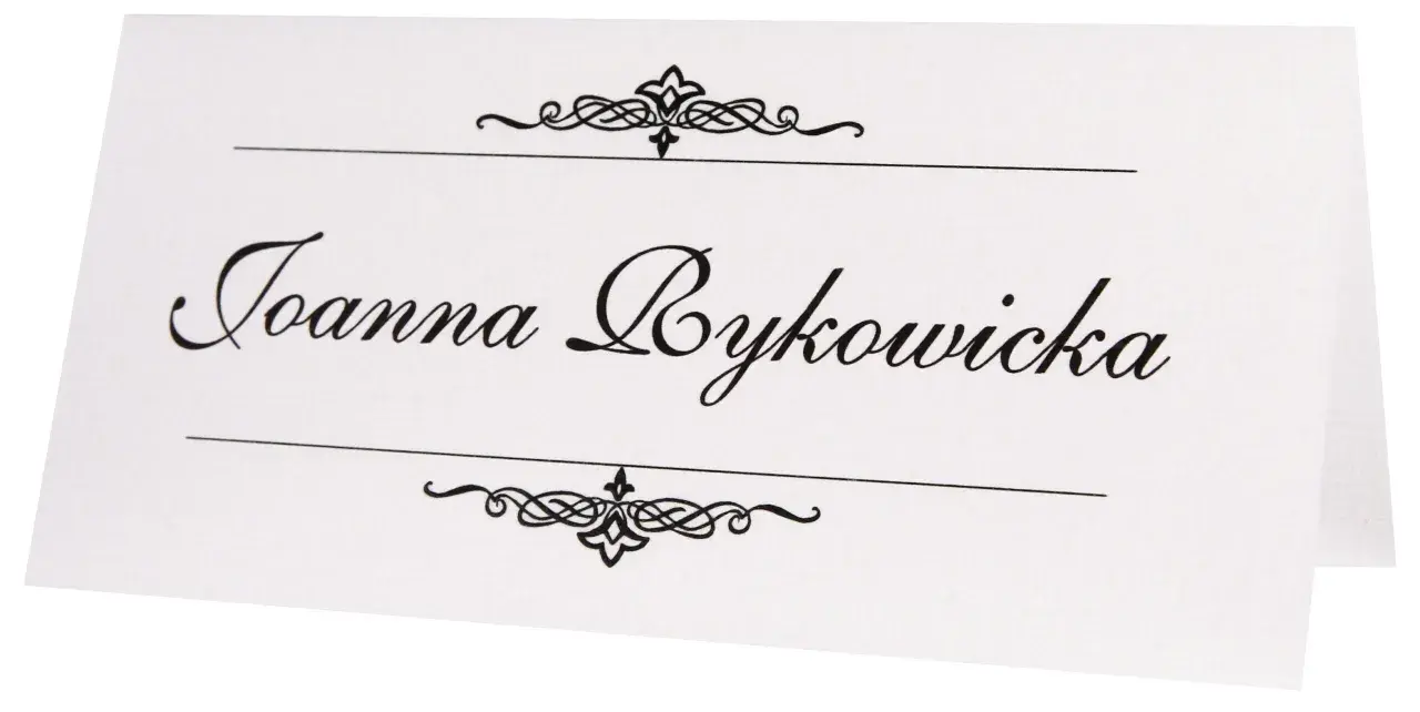Elegancka winietka z imieniem "Joanna Bykowicz" ozdobiona ornamentami. Idealna inspiracja, jak zrobić winietki na przyjęcie.