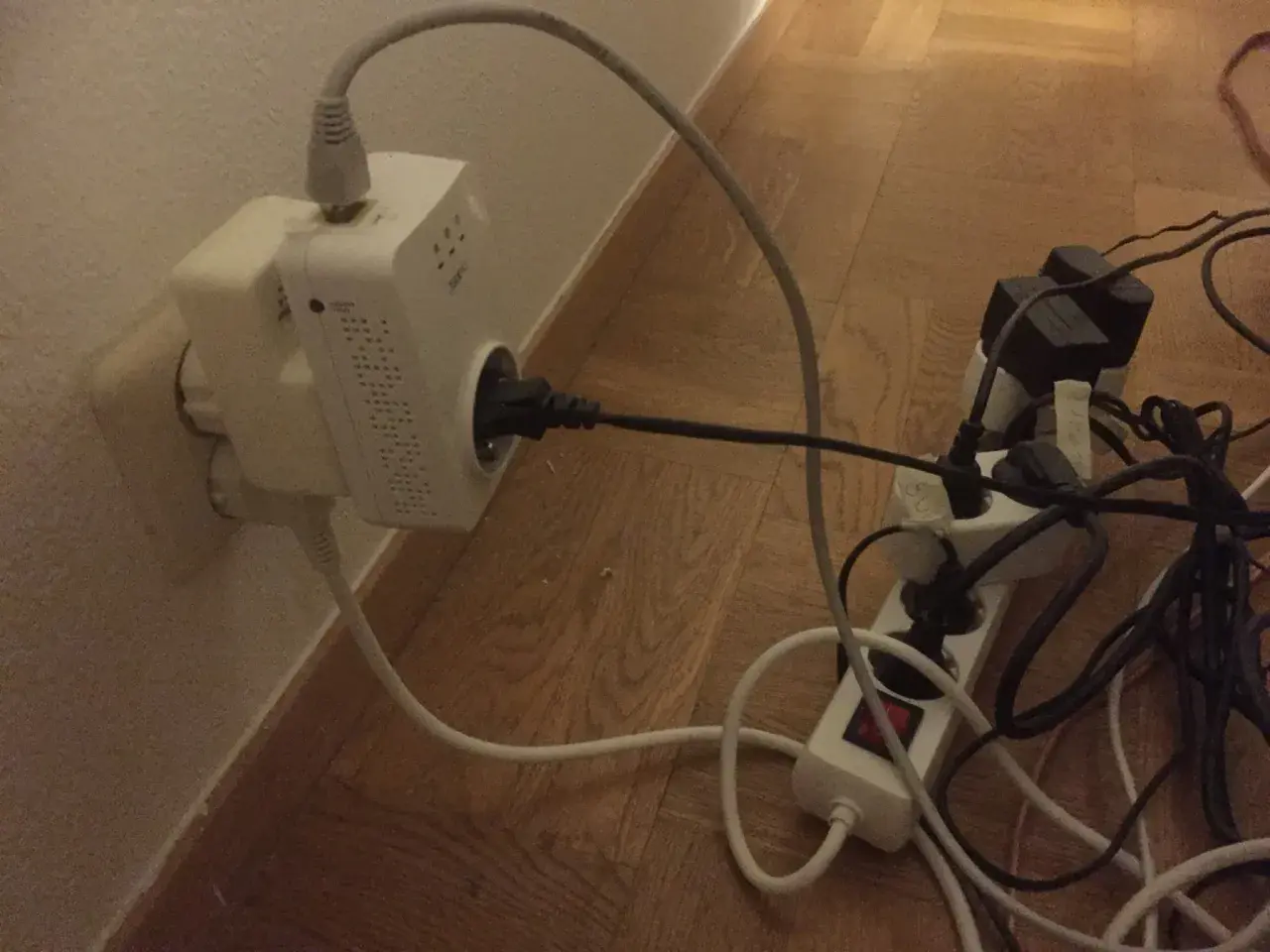 Eluttag och grenuttag med många sladdar. För att måla om behöver man ta bort eluttag och sladdar för säkerhets skull.