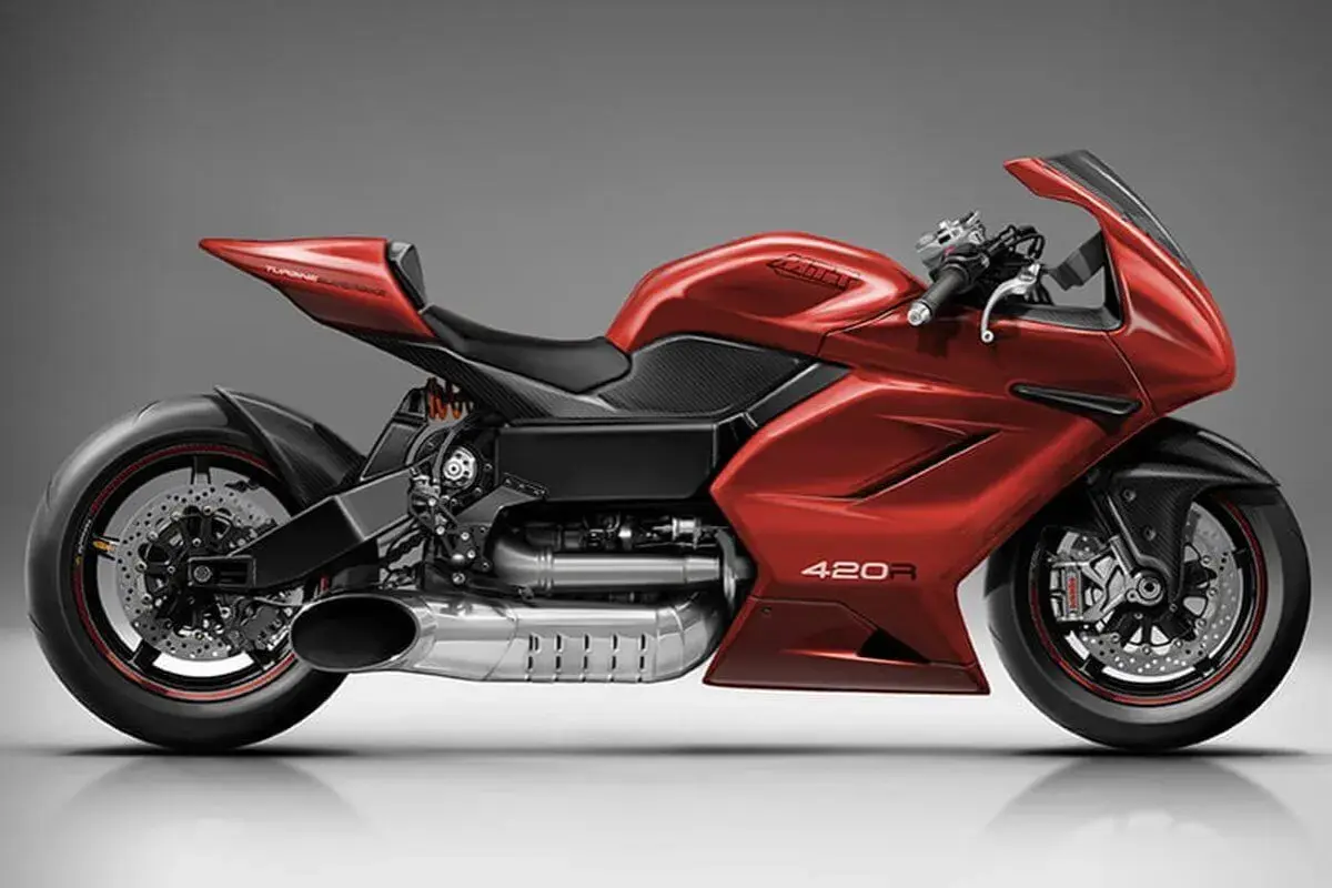 Motocicleta deportiva roja brillante, modelo MTT 420-RR, con detalles en fibra de carbono y escape cromado.