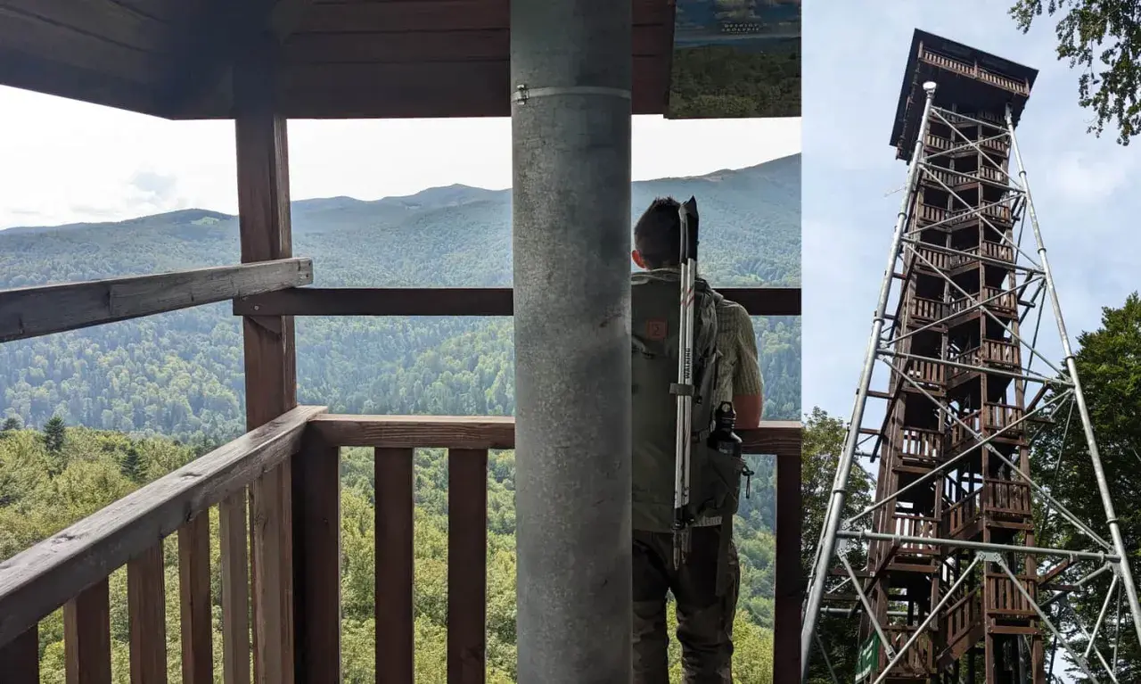 Widok z wieży widokowej na Bieszczady. Turysta z plecakiem i kijkami obserwuje krajobraz.