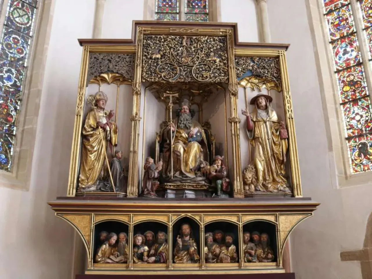 Der Isenheimer Altar in Colmar zeigt eine prächtige Skulpturengruppe mit Heiligenfiguren und Szenen aus dem Leben Christi.