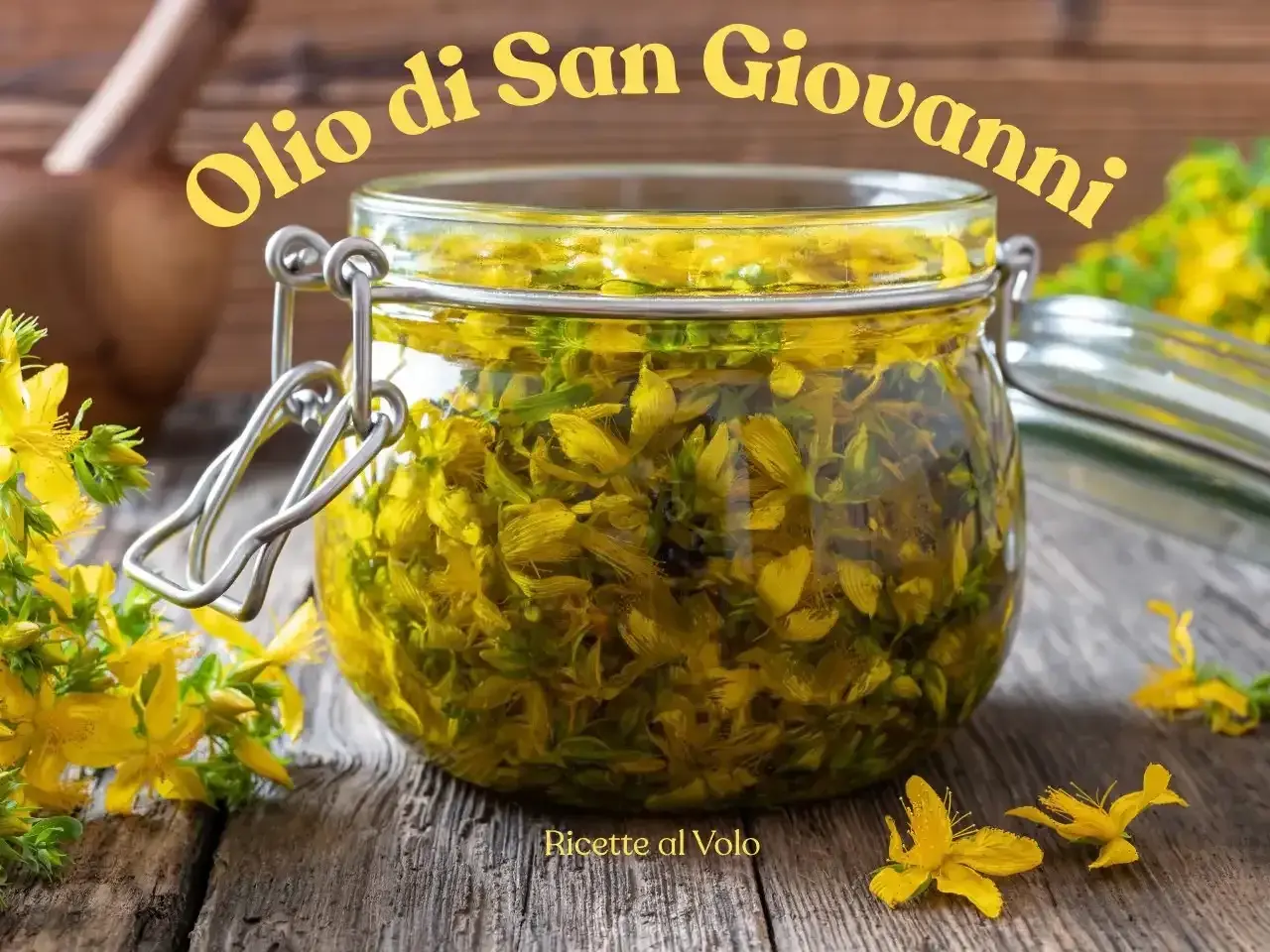 Un barattolo di vetro pieno di fiori di iperico, pronto per la ricetta dell'olio di San Giovanni.