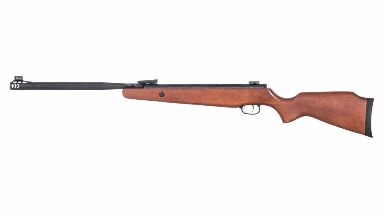 Carabine à air comprimé en bois, modèle 4.5 ou 5.5, avec canon noir et crosse ergonomique.