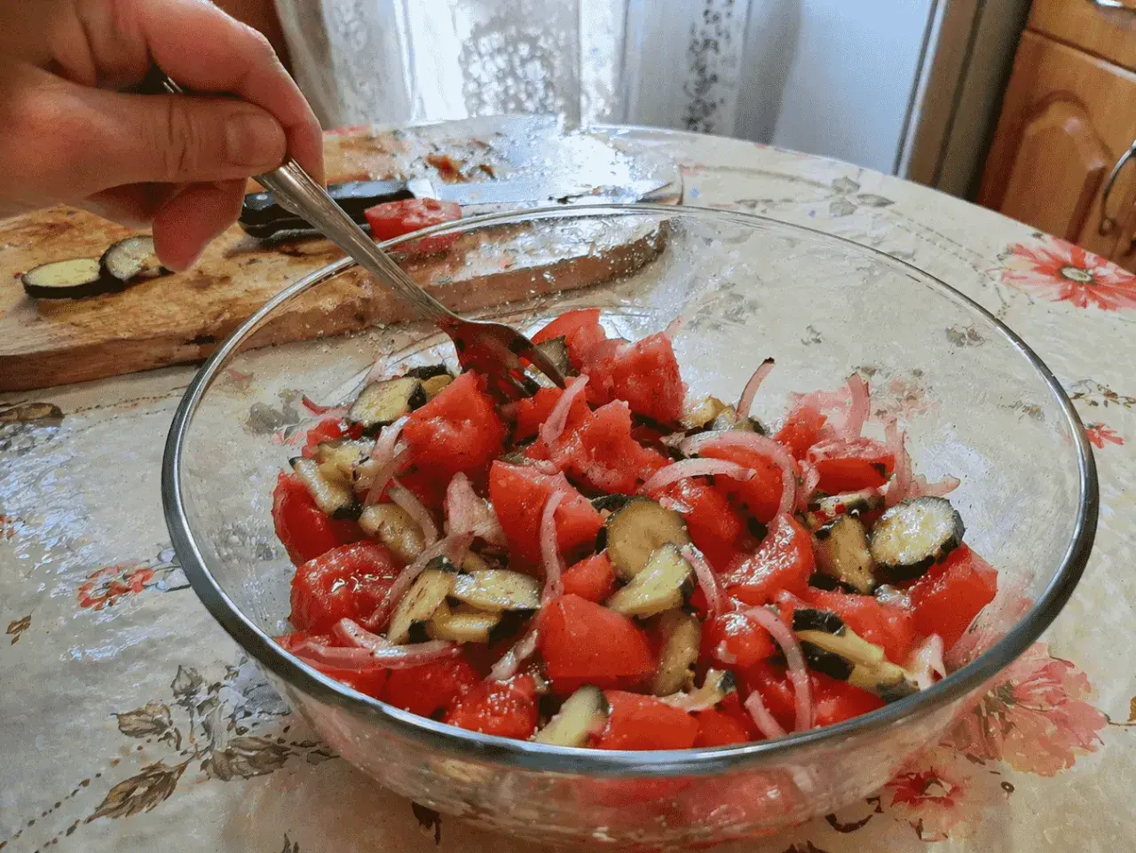 Pyszna sałatka z pomidorów i grillowanego bakłażana, idealna do letniego grilla.