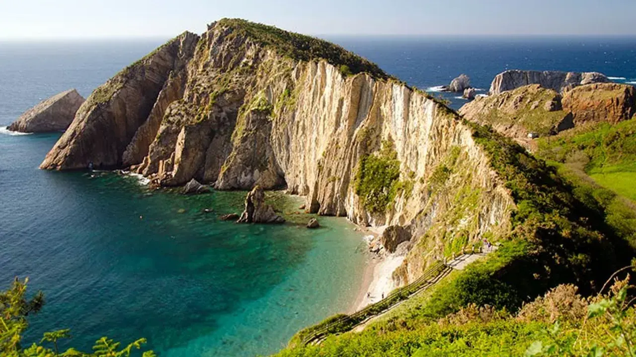 Acantilados imponentes y aguas cristalinas en la playa del silencio Asturias. Un paraíso natural para desconectar.