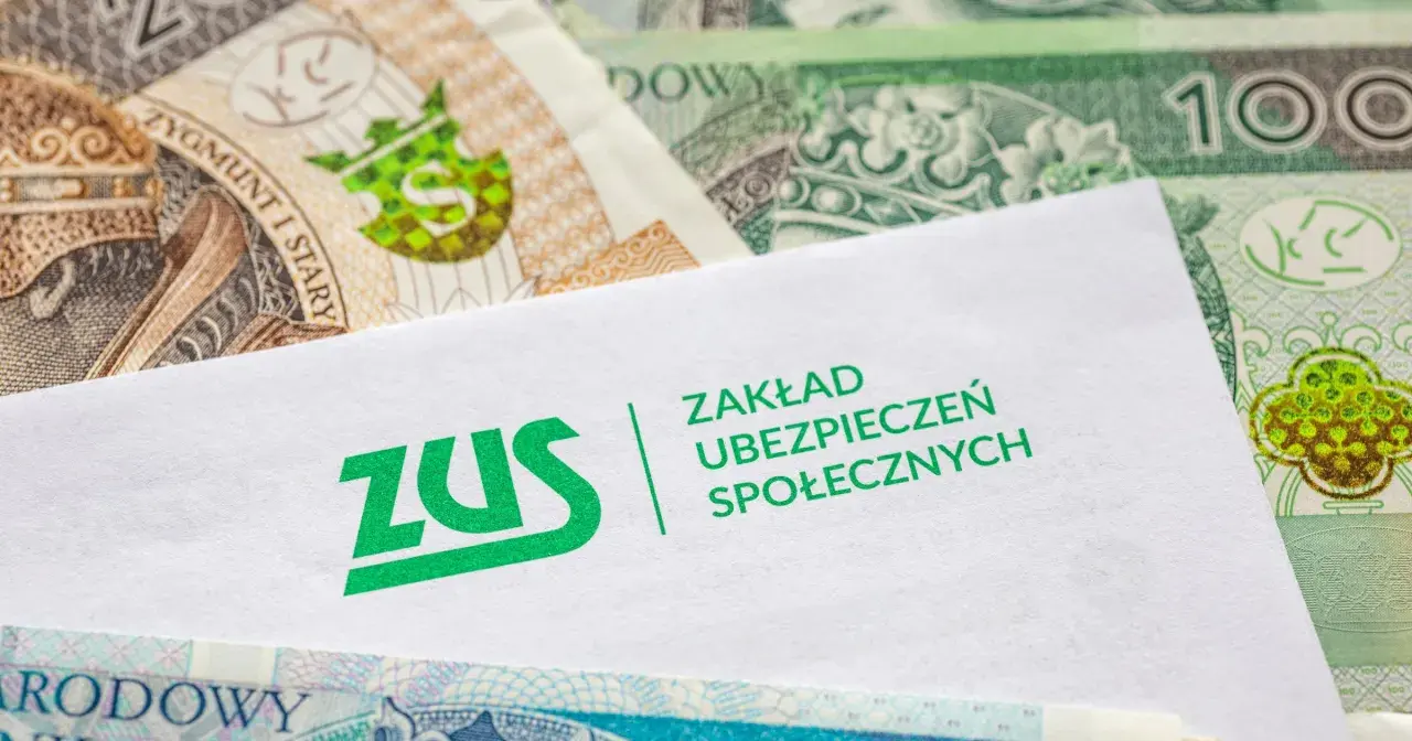 Koperta ZUS na tle polskich banknotów. Dokumenty dotyczące zasiłku chorobowego i pieniędzy.