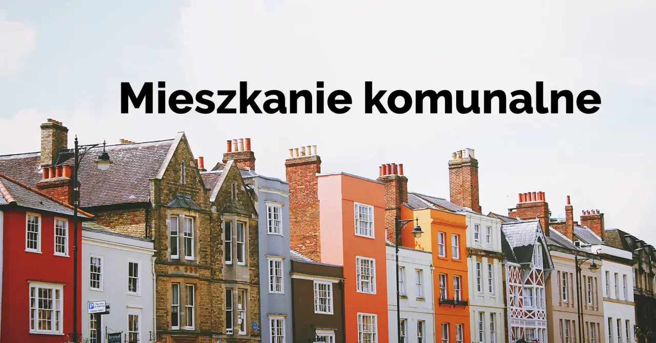 Kolorowe kamienice z ceglanymi kominami i białymi oknami.