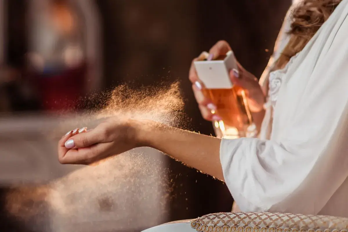 Delikatna mgiełka perfum osiada na skórze. Uważaj na uczulenie na perfumy, wybieraj świadomie.