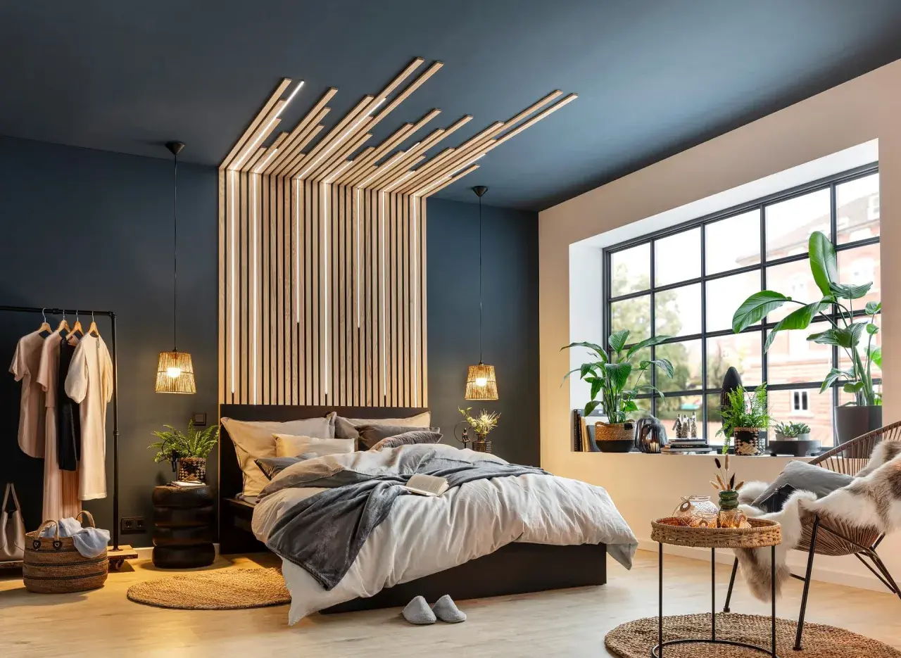 Moderne Ideen Wand hinterm Bett gestalten: Holzlamellen mit integrierter Beleuchtung schaffen ein warmes Ambiente.