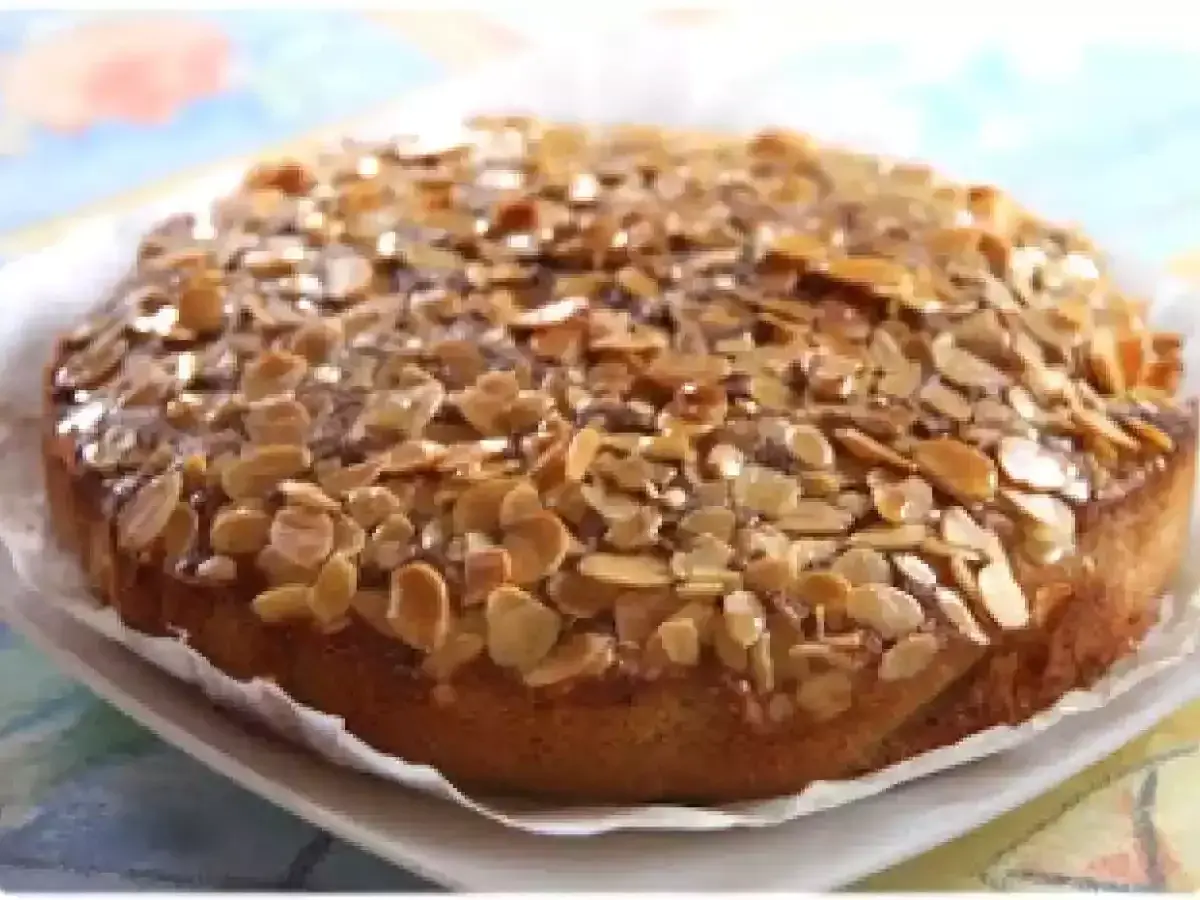 Un délicieux gâteau aux amandes, croustillant et doré, prêt à être dégusté.
