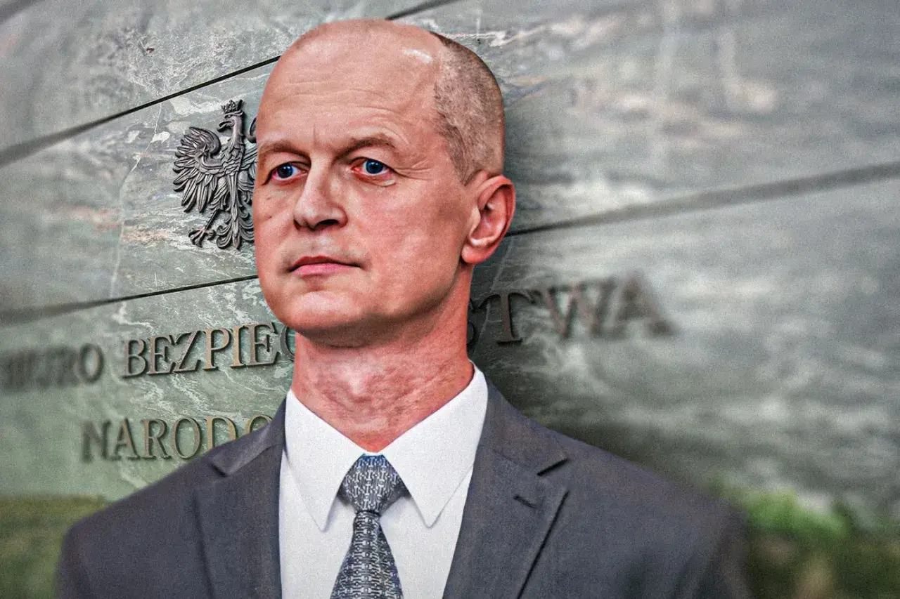Mężczyzna w garniturze przed budynkiem z godłem Polski. Czy to precedens co to za instytucja?