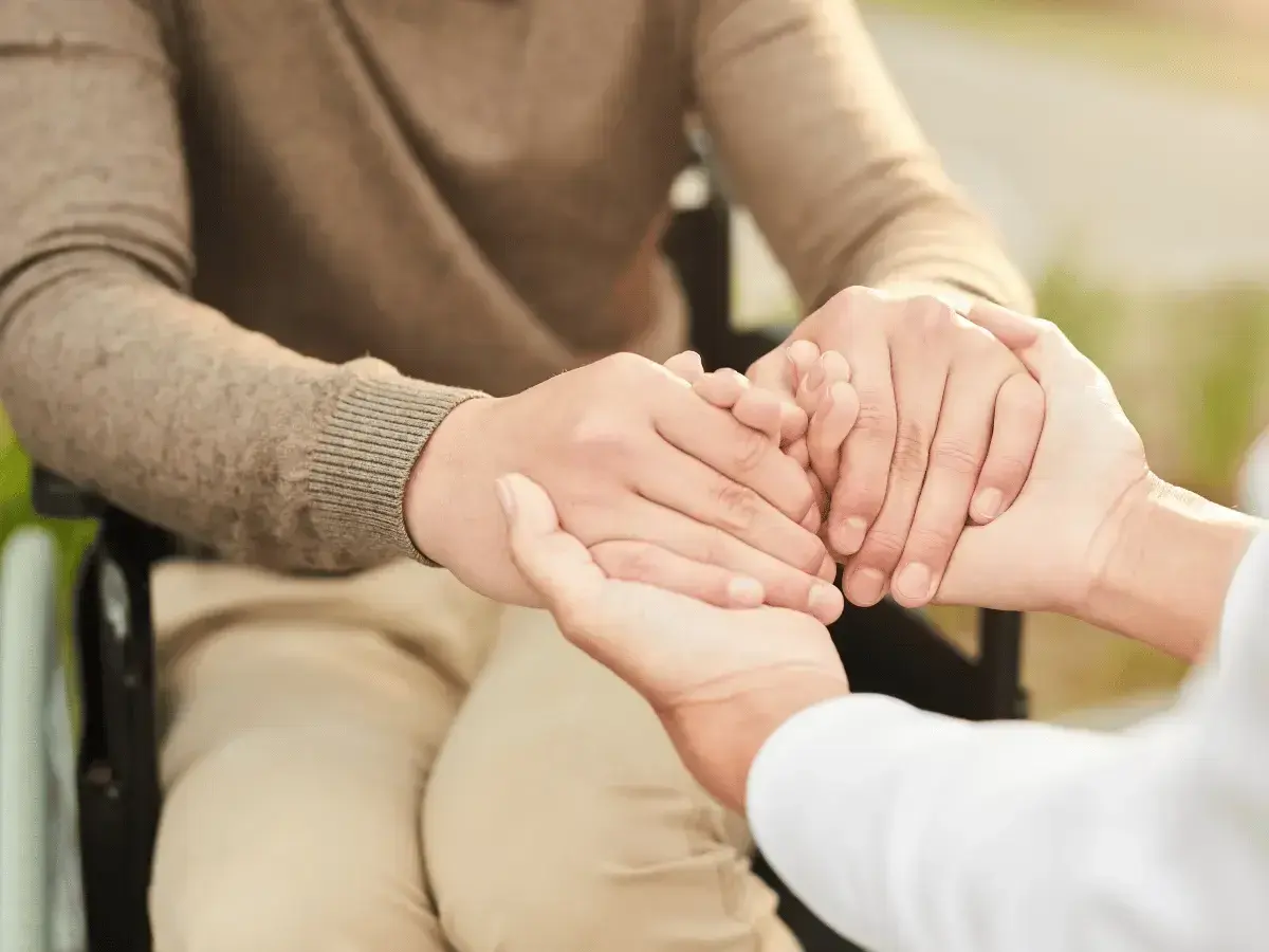 Mani che si stringono, un gesto d'amore e supporto per un figlio disabile.