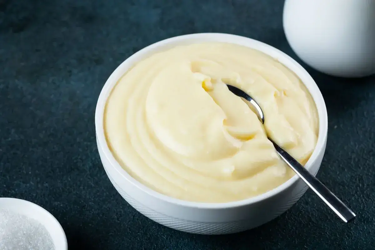 Crema soffice e vellutata in una ciotola, perfetta per capire quale ricotta per dolci usare.