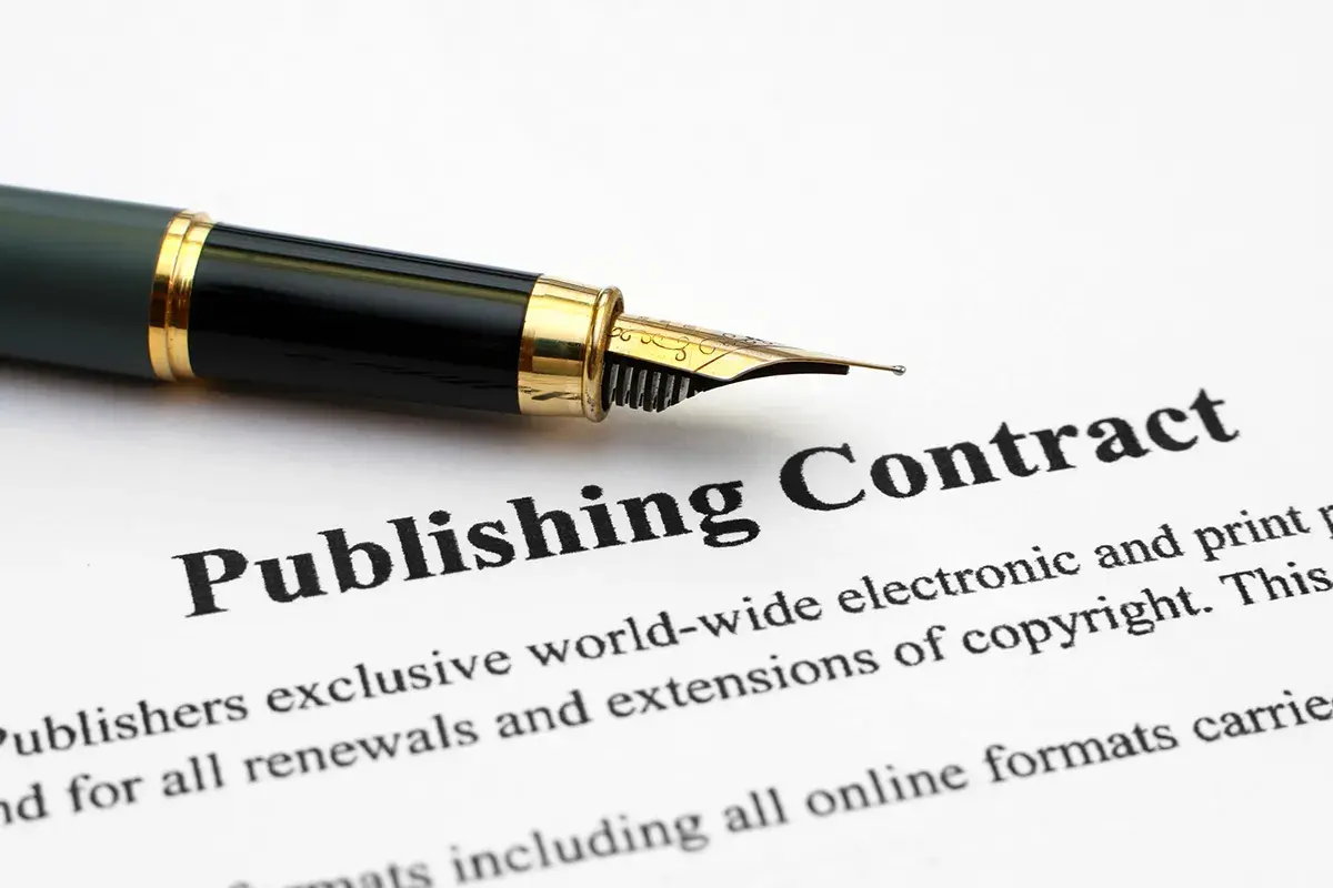 Plume sur un contrat de publication. Un éditeur de livre s'apprête à signer un accord important.