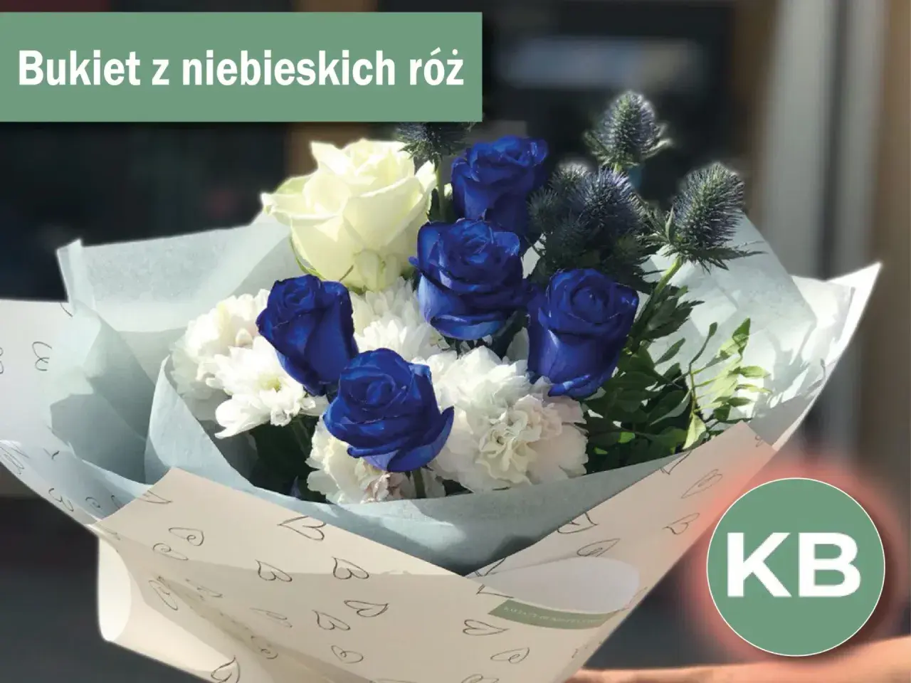 Bukiet niebieskich róż i białych kwiatów. To piękny gest, gdy facet daje kwiaty, wyrażając uczucia.