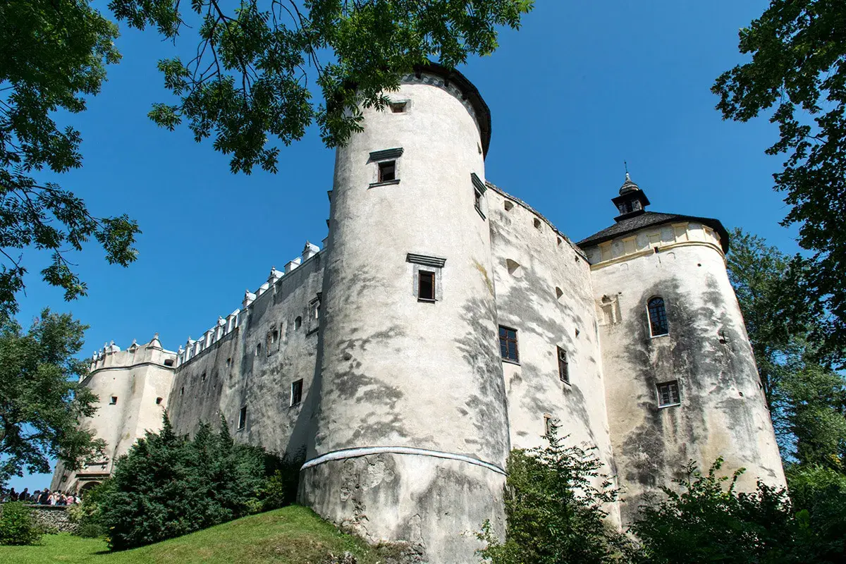 Zamek Czorsztyn, z jego potężnymi murami i wieżami, zaprasza do zwiedzania. Sprawdź zamek Czorsztyn cennik i odkryj jego historię.