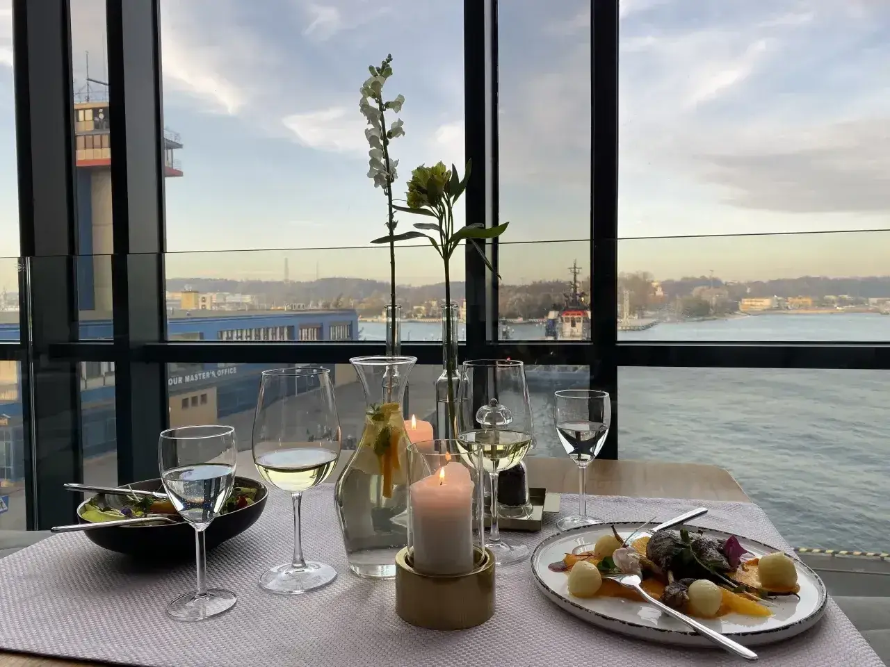 Elegancka kolacja z widokiem na morze i port. Idealne miejsce dla szukających najlepszych restauracji w Gdyni.