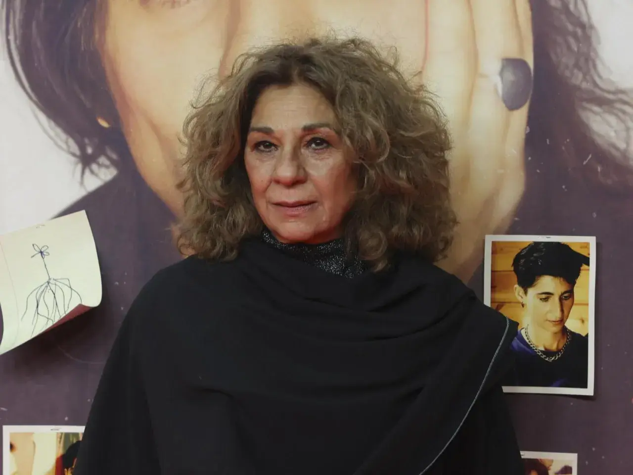 Lolita Flores, con su melena rizada y un chal negro, posa ante un cartel. ¿Qué edad tiene Lolita Flores?