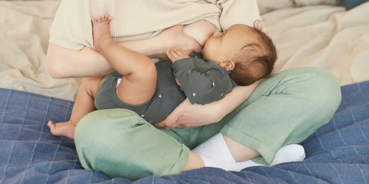 Une mère allaite son bébé. Le traitement de la mastite peut être nécessaire pour le confort de la mère.