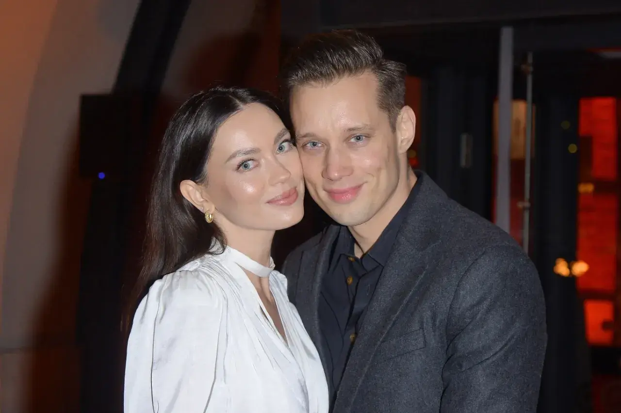 Michał Mikołajczak z żoną, uśmiechnięci, blisko siebie.