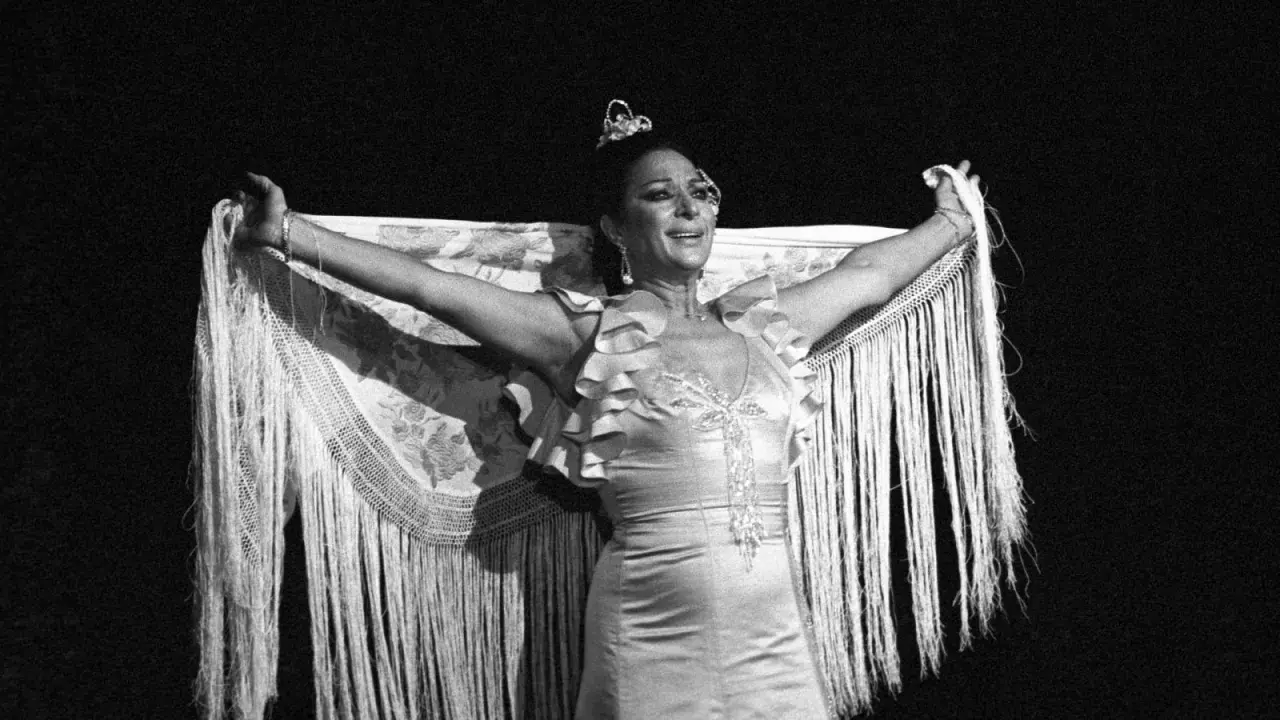 Lola Flores, con su mantón de flecos, actuando con pasión. Murió a los 72 años.