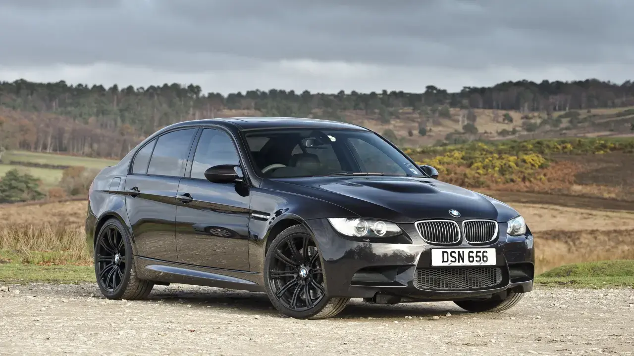 BMW E90 M3 – czy warto zainwestować w ten sportowy sedan?