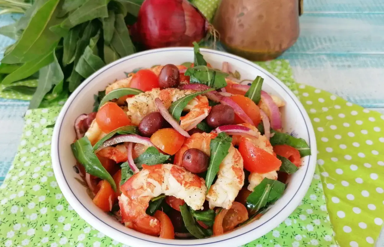 Insalata fresca con gamberi succulenti, pomodorini, olive e cipolla rossa. Un'esplosione di sapori mediterranei, perfetta come catalana di gamberi estiva.
