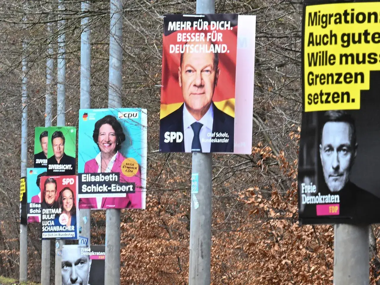Wahlplakate mit Olaf Scholz, dem Bundeskanzler der Bundesrepublik Deutschland, und anderen Politikern.