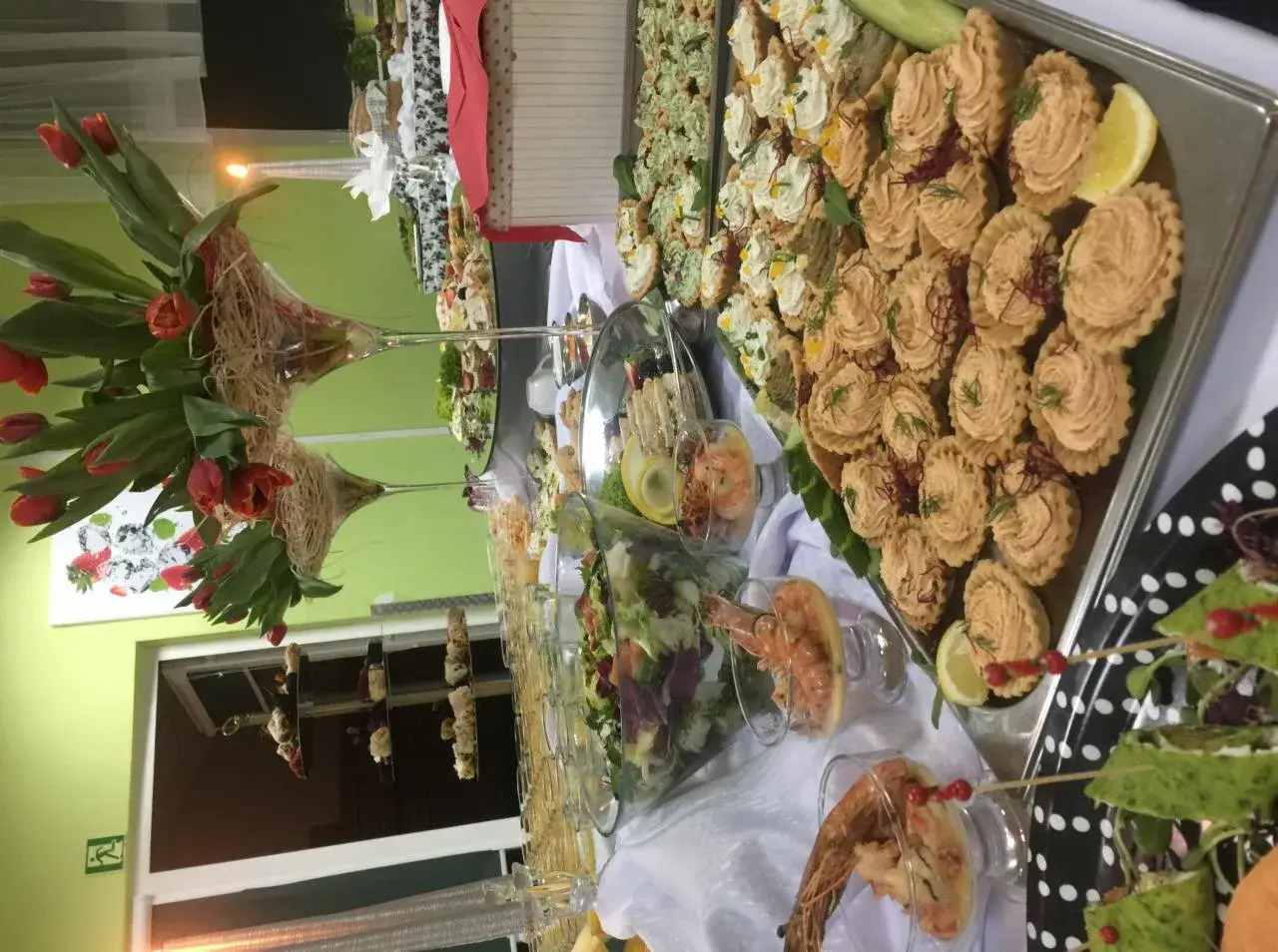 Elegancki catering świąteczny Piaseczno: tartinki z pastą, krewetki, sałatki i dekoracje z tulipanów.
