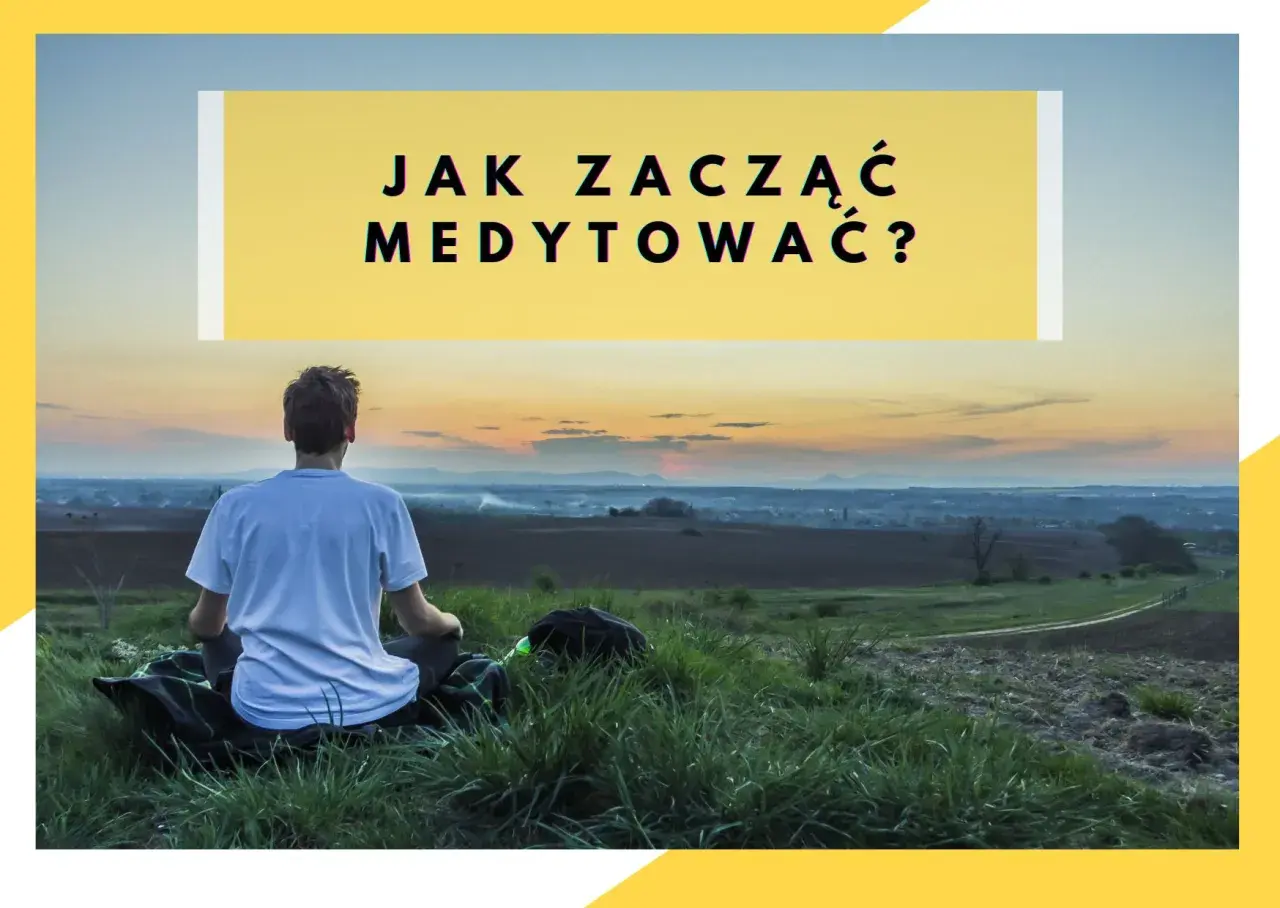 Młody mężczyzna siedzi na wzgórzu w pozycji medytacyjnej, patrząc na zachód słońca. Tekst na obrazie pyta: "Jak zacząć medytować?".