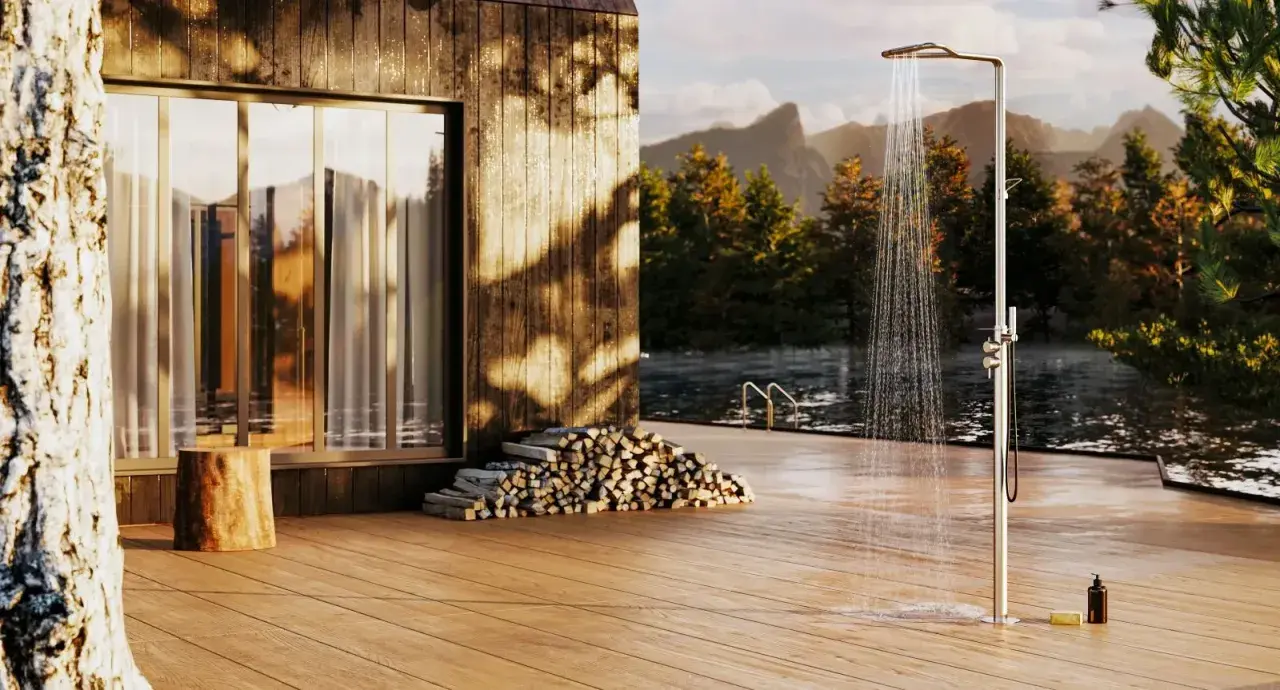 Doccia in giardino senza scarico, un'oasi di relax con vista lago e montagne. L'acqua scende su un deck in legno, creando un'atmosfera serena.