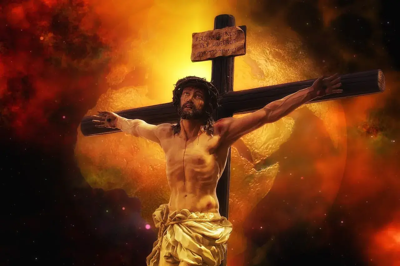 Chrystus na krzyżu, w koronie cierniowej, z krwawymi ranami. Tło kosmiczne, pełne gwiazd i mgławic, przypomina o uniwersalnym przesłaniu psalm 21.
