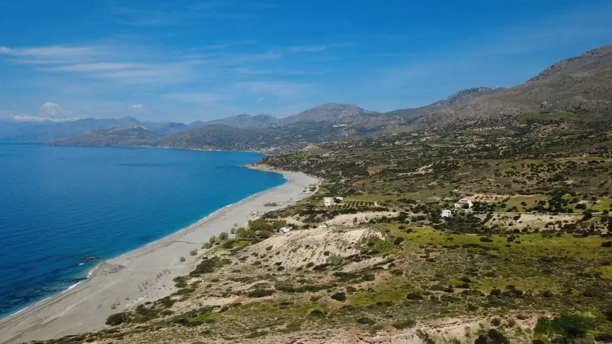 Traumhafte Küstenlandschaft mit blauem Meer, einsamem Strand und grünen Hügeln. Hier finden Sie die besten Kreta Geheimtipps für unvergessliche Urlaubstage.